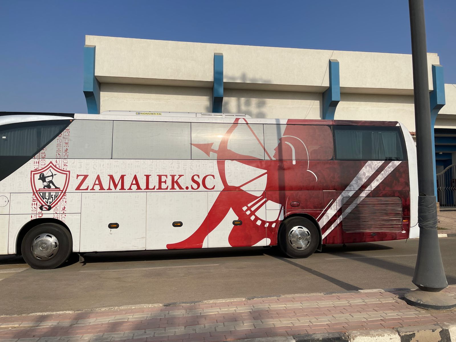 حافلة الزمالك تصل مطار القاهرة استعدادًا للسفر لكينيا