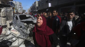 مقتل 15 شخصا بينهم نساء وأطفال وإصابة آخرين جراء قصف الطيران الإسرائيلي لمدينة رفح.. فيديو