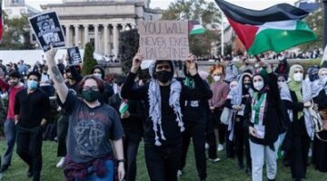متظاهرون متضامنون للفلسطينيين يشتبكون مع مؤيدي إسرائيل في جامعة كاليفورنيا بلوس أنجلوس