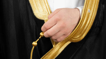 كيف يتم لبس البشت السعودي؟ طريقة لبس البشت في العيد للرجال