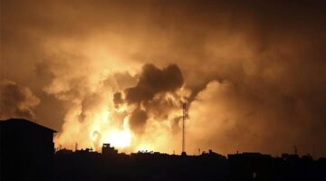 الطيران الإسرائيلي يقصف منزلًا لعائلة “المسحال” في مخيم الشاطئ غرب مدينة غزة