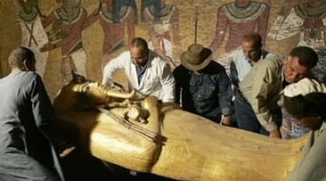 طرق القضاء على لعنة الفراعنة.. زاهي حواس يكشف علاقة مقبرة توت عنخ آمون بموت علماء آثار