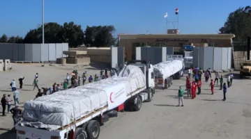 30 شاحنة تحمل 100 طن مساعدات تدخل معبر رفح لغزة