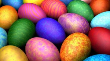 طرق تلوين البيض بألوان طبيعية آمنة على الأطفال