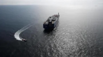 زورق مسلح يهاجم سفينة بريطانية في البحر الأحمر